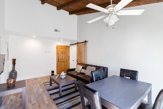Building Photo - Highly Upgraded, Top Floor Condo in Huntin...