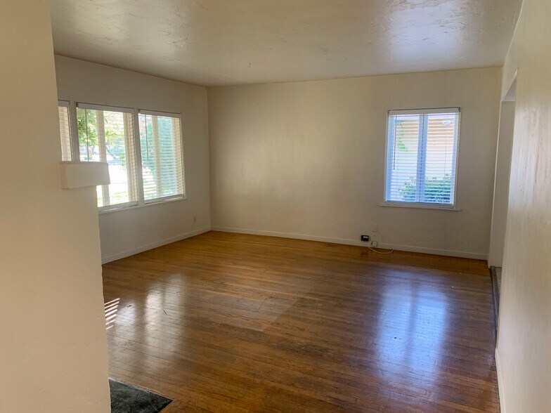 Building Photo - 832 S Maple Ave