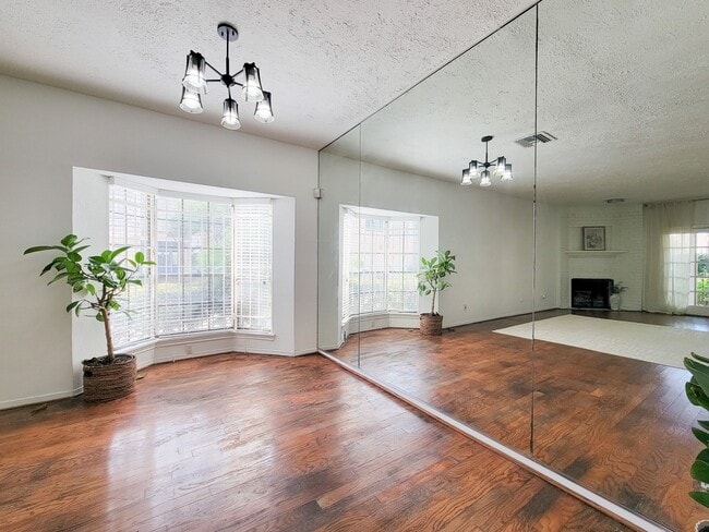 Building Photo - 2220 Bering Dr