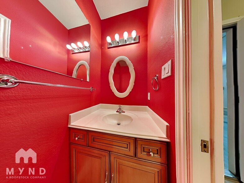 Building Photo - 914 Almadin