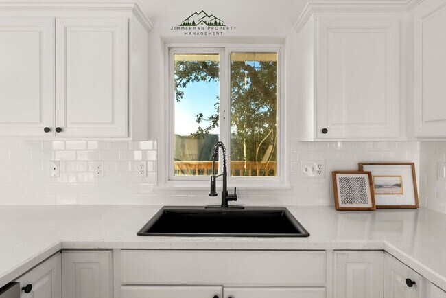 Building Photo - 4 bedroom 2.5 bathroom home with Panoramic views!
