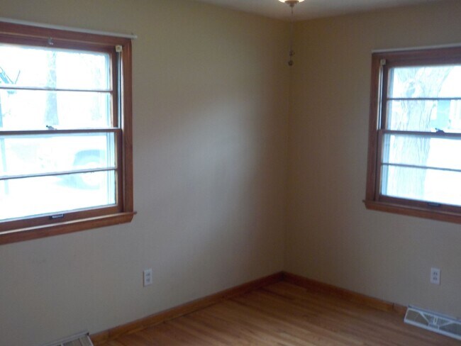 Building Photo - 909 Highland Dr