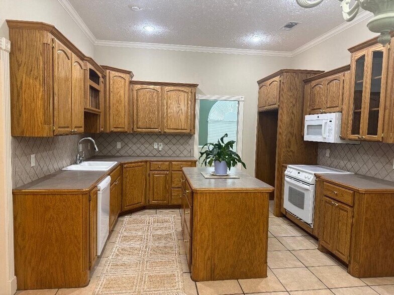 Building Photo - 2405 Tyler Ln