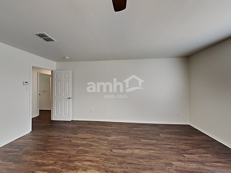 Building Photo - 8307 River Bluffs Dr