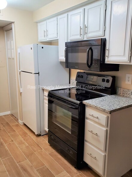 Building Photo - 11130 N Stratford Dr