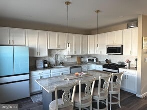 Building Photo - 210 Scarlet Ln