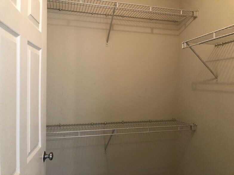 Building Photo - Southern Edge Condo - Close to Campus