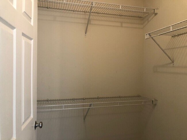 Building Photo - Southern Edge Condo - Close to Campus