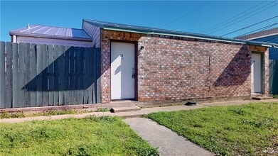 Building Photo - 725 Peppertree Dr