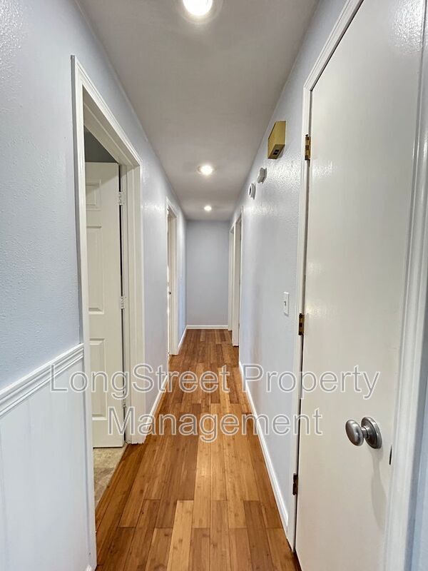 Building Photo - 2872 SE Linda St