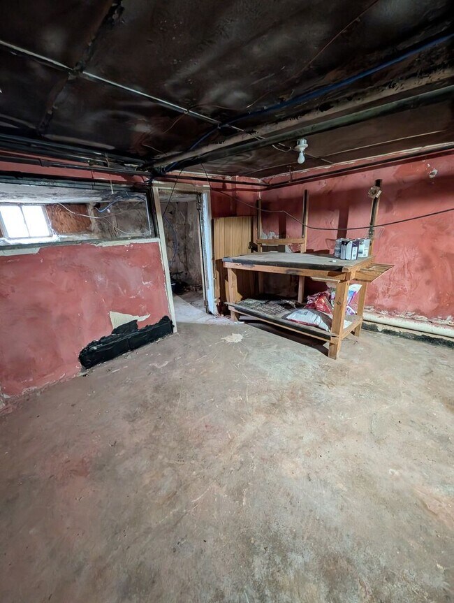 Building Photo - Well-maintained home.