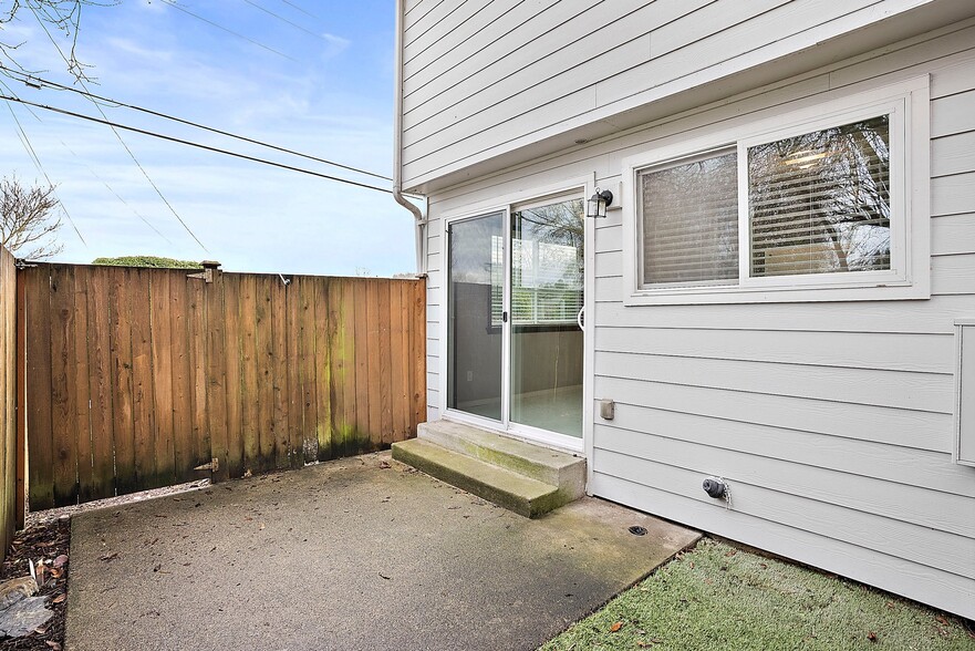 Building Photo - 1016 9th St SE