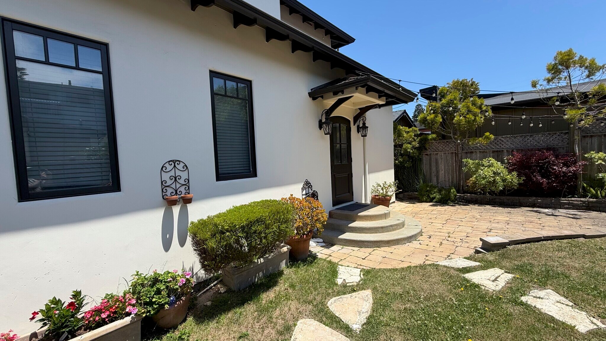 Building Photo - 725 Laine St