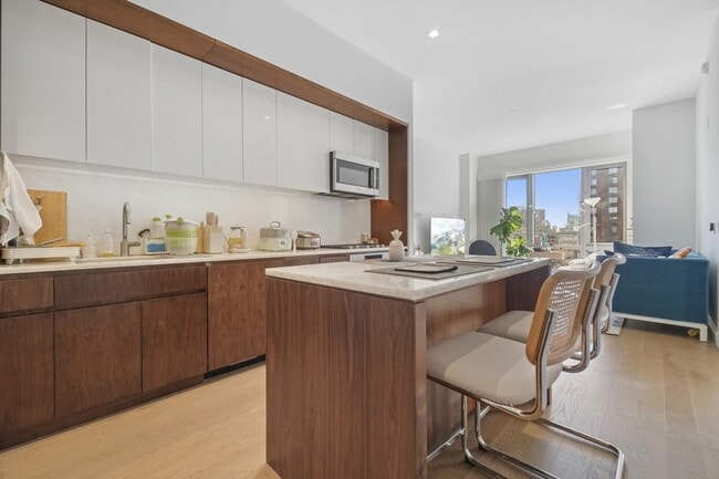 Building Photo - 75 Park Ln S