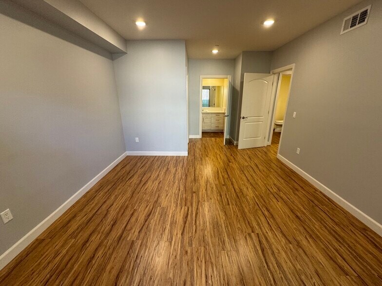 Building Photo - 6718 Sylmar Ave