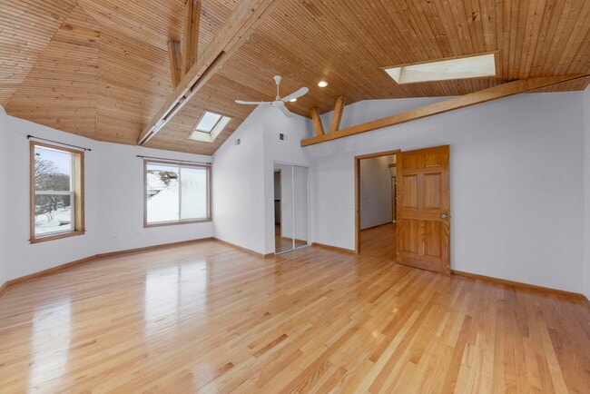 Building Photo - 5910 W Roscoe St