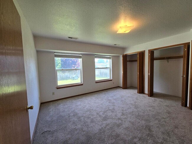 Building Photo - Charming Home on .34 acres!