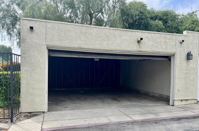 Building Photo - Lovely 2bd. condo in Claremont w/2 car garage
