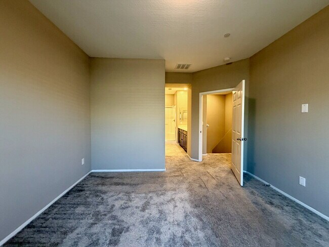 Building Photo - 3 BED 3 BATH 2 CAR GARAGE TOWNHOUSE W/ PRIVATE YARD, LOFT & BEDROOM DOWNSTAIRS IN GATED COMMUNITY...