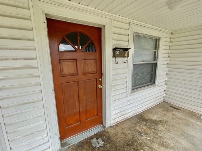 Building Photo - Duplex Downtown Athens! Walk to shopping and entertainment!