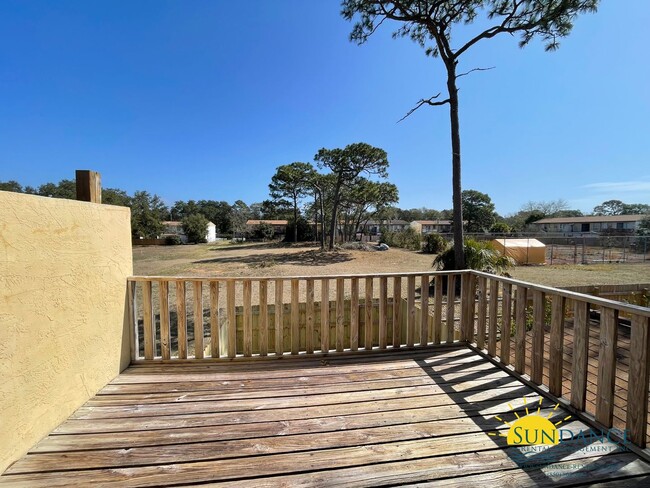 Building Photo - Quaint 3 Bedroom Townhouse in Shalimar