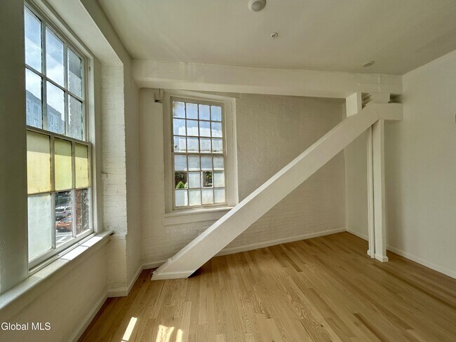 Building Photo - 155 River St