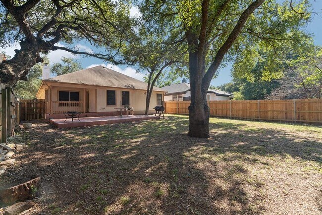 Building Photo - 2100 Desco Dr