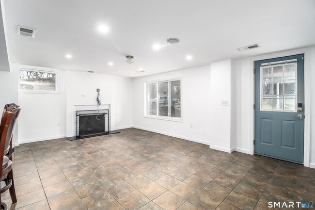 Building Photo - 8 Stonecrop Rd S