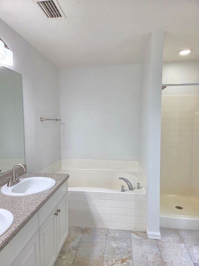 Building Photo - Immaculate 3Bed/2Bath Home-Spacious~Two-Ca...