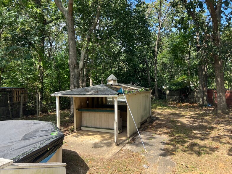 Spacious back yard, above ground pool, poolside bar - 161 Ronald Rd