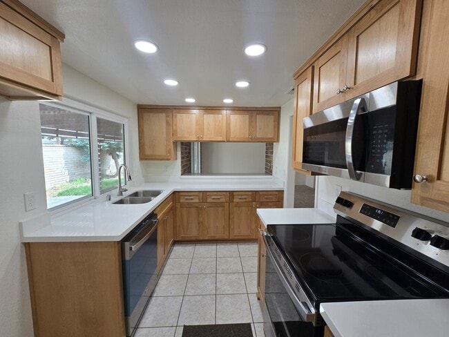 Building Photo - Victoria Neighborhood Single Story Home