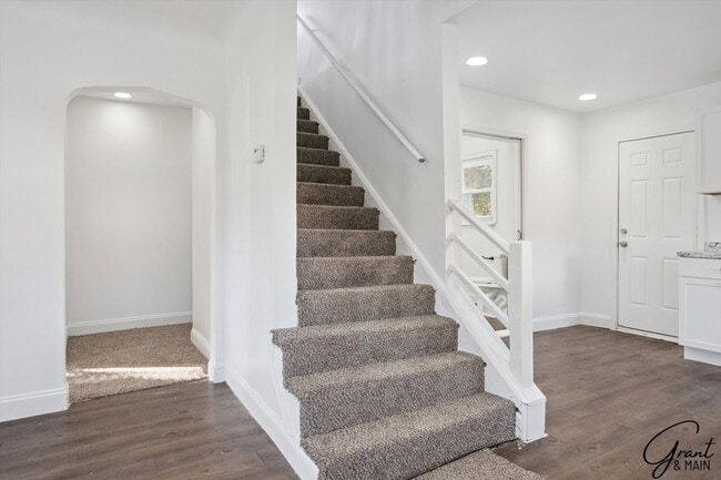 Building Photo - 4 bedroom $1550