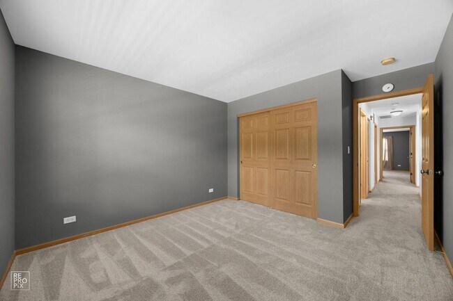 Building Photo - North Naperville Two Bedroom