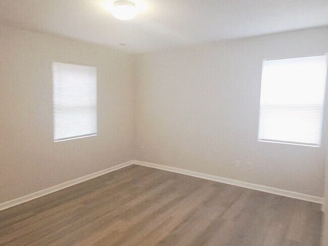 Building Photo - LOCATION, LOCATION, LOCATION! ONLY MINUTES TO WRIGHTSVILLE BEACH, CENTRAL TO ALL ILM HAS TO OFFER!!!