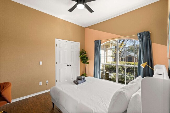 Building Photo - 324 Woodcrest Dr