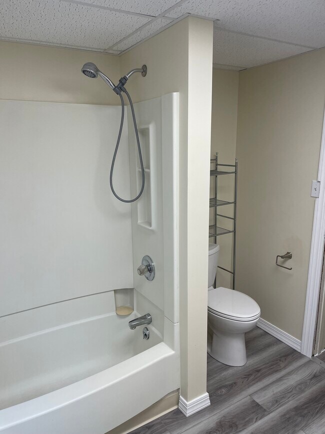 Building Photo - 553 Main St