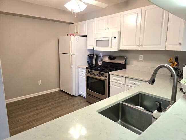 Building Photo - 2236 Lesner Crescent