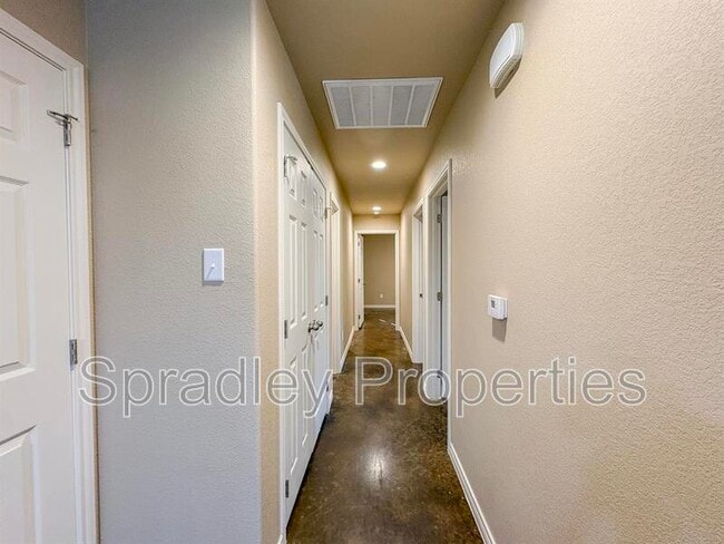 Building Photo - 1009B Llano Ct