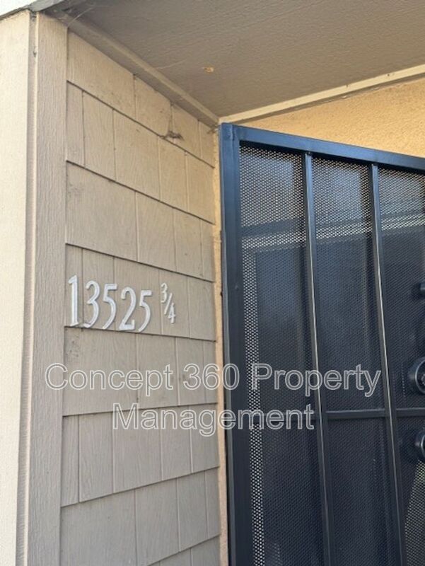 Building Photo - 13525 3/4-13524 Village Dr