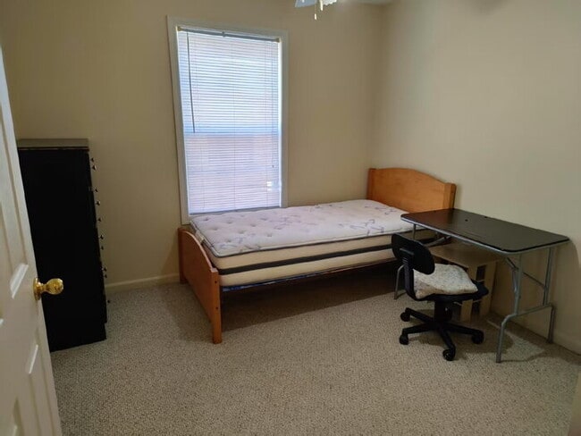 Building Photo - Reduced: 3BR/2.5BA Condo with attached single-bay garage on Southeast side