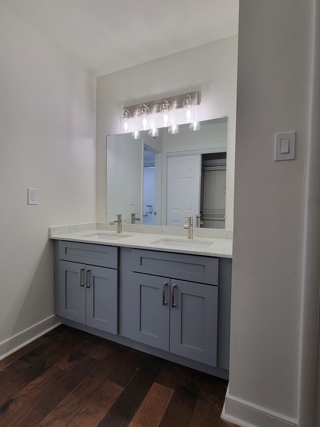 Building Photo - Remodeled 3 Bedroom 2 Bath Condo in Bon Air