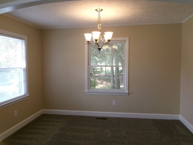 Building Photo - 3 bedroom, 1 bath home conveniently locate...