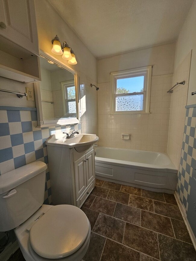 Building Photo - (2) Bed/(1) Bath Avail NOW!