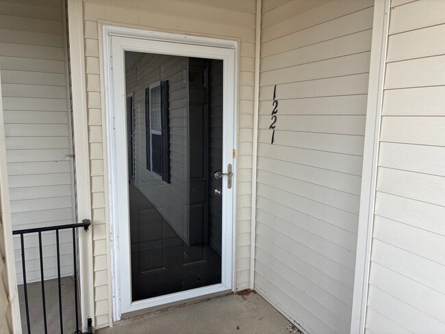 Building Photo - Room in Condo on Claret Ln