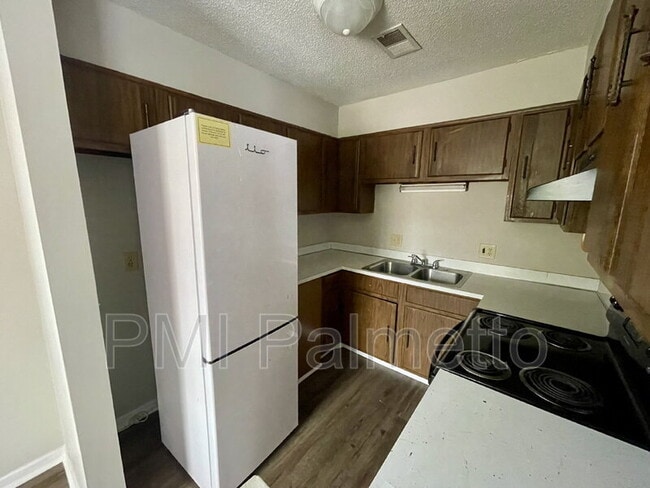 Building Photo - 1900 Tall Pines Cir