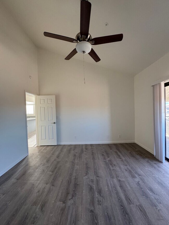 Building Photo - Stunning Remodeled 3-Bed Condo with River ...