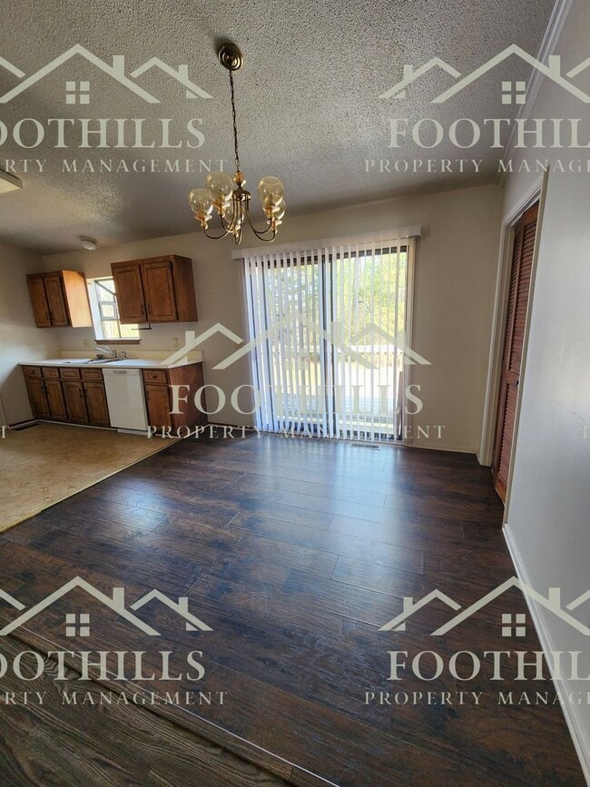 Building Photo - 702 Beagle Run