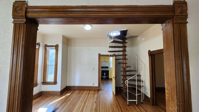 Building Photo - Charming House Near Providence