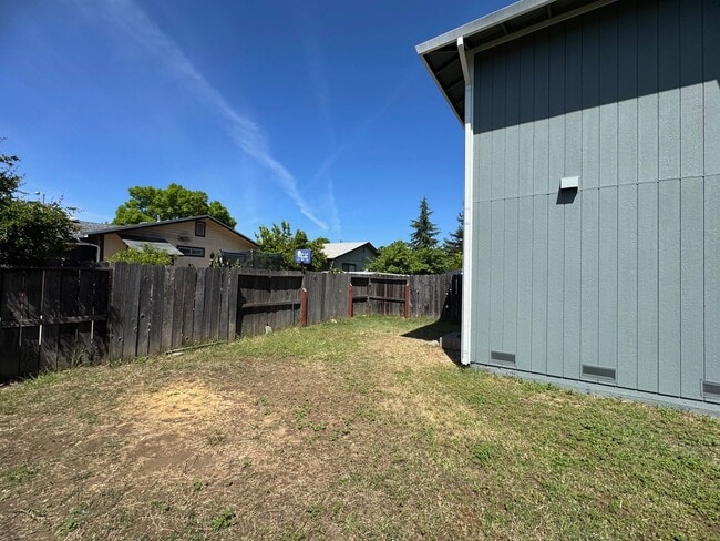 Building Photo - Charming 3 bedroom 1.5 bathroom Two story Town House with an attached garage.