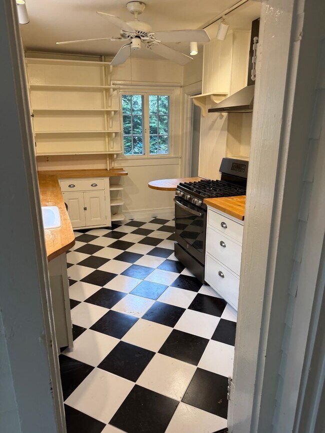 Building Photo - North AVL -  Renovated Arts & Crafts Cottage